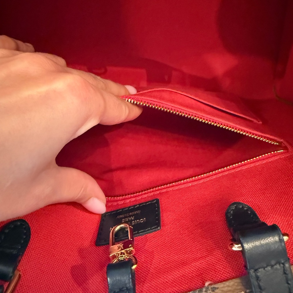Louis Vuitton On The Go MM Tote - Picture 10 of 17